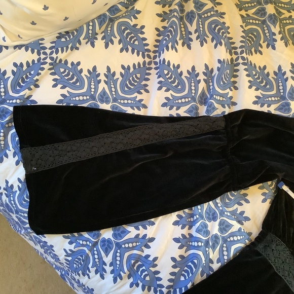 I.N.C Velvet Crochet Bell Sleeve Top Black SZ L - Picture 6 of 11